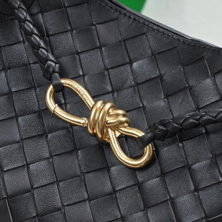 Batch 1860 B's 2023 spring and summer new model continues the brand's woven style with detailed metal knot switch buckles. This time, the shoulder straps are also made into tube weaves, showing different craftsmanship. The carrying method is versatile to create more different looks. Intrecciato woven leather small handbag, equipped with sliding crossbody strap. Internal compartments, including 1 zipper pocket and 2 open pockets with magnetic buckle closure. Size: 19*25*10.5cm, model: 7463#